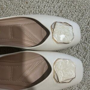 Classic Cream Ballet Flats with Decorative Accent